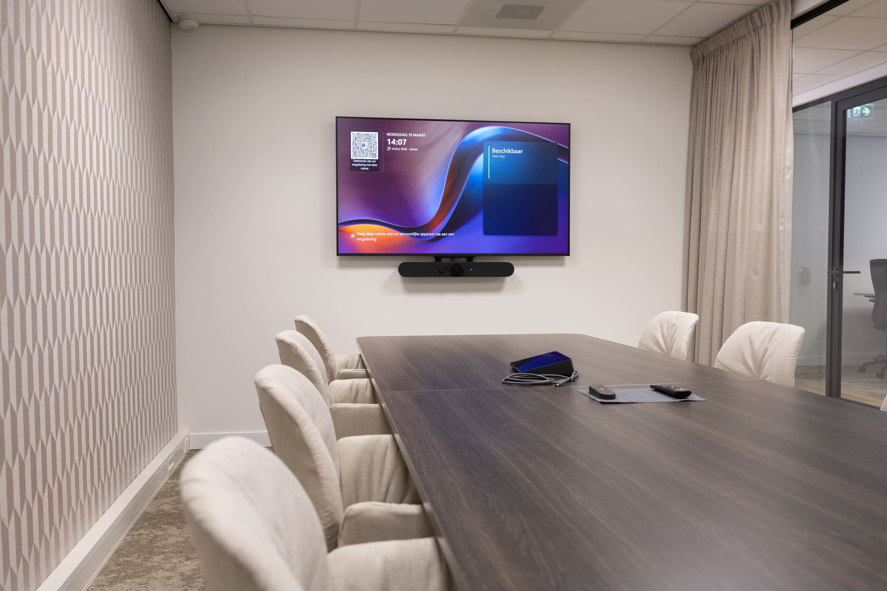 Vergaderruimte Arthur Briët met 8 stoelen en 65-inch scherm — Mudde Kok FlexCentre