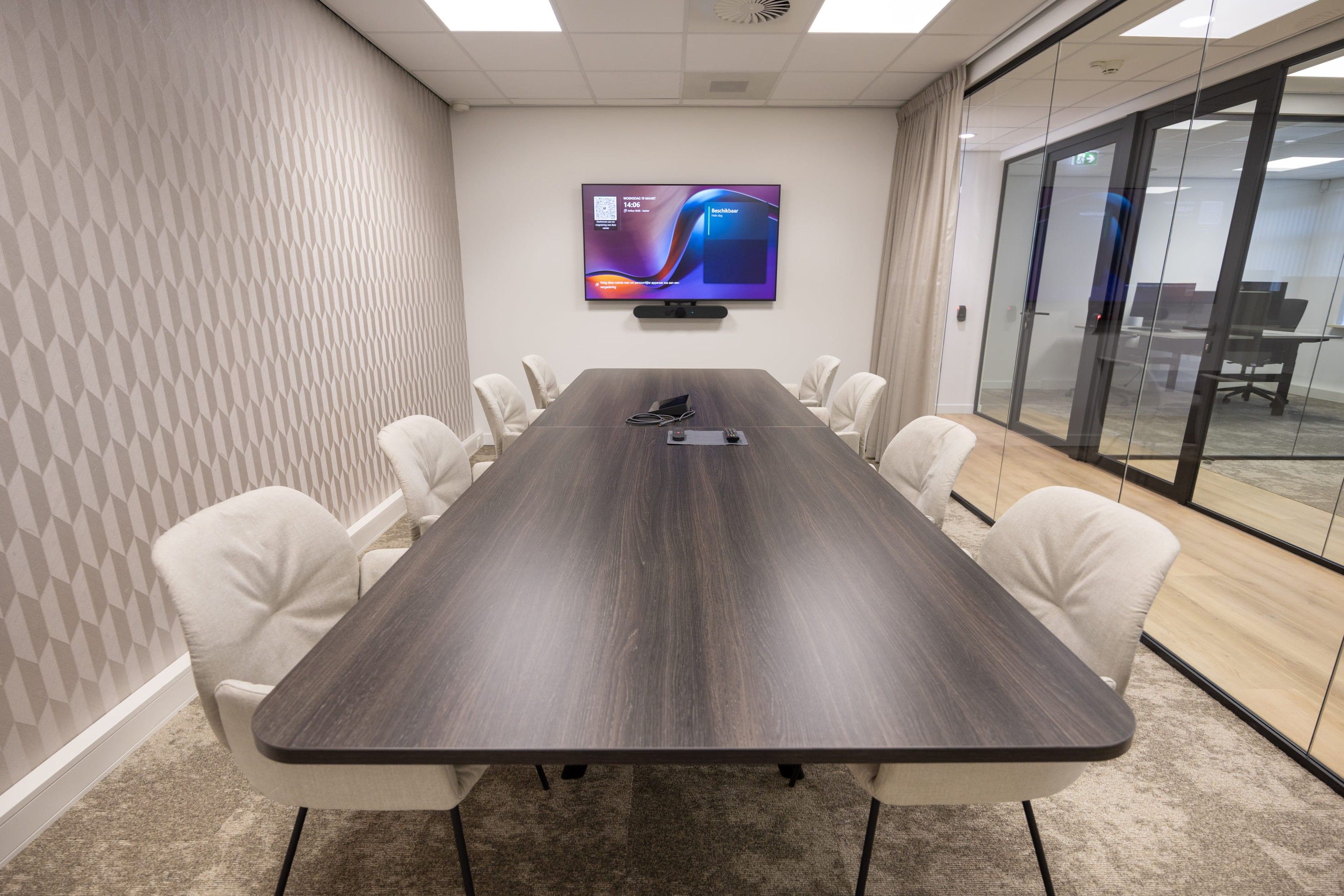 Vergaderruimte Arthur Briët met 8 stoelen en 65-inch scherm — Mudde Kok FlexCentre
