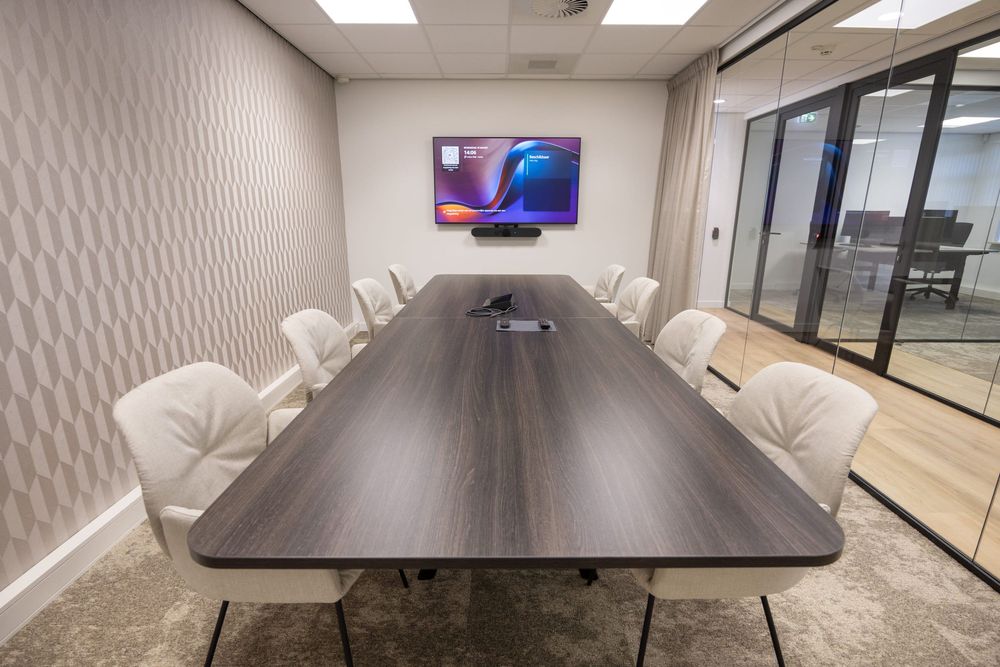 Vergaderruimte Arthur Briët met 8 stoelen en 65-inch scherm — Mudde Kok FlexCentre