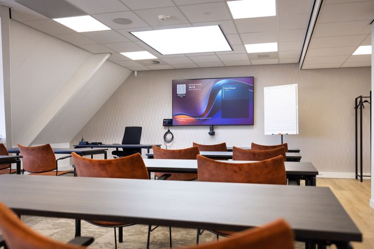 Huib van de Vecht zaal in cursusopstelling voor 12 personen met 86-inch scherm — Mudde Kok FlexCentre