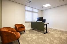 Tante Cor kamer met zit-sta bureau, 34-inch monitor en fauteuils — Mudde Kok FlexCentre