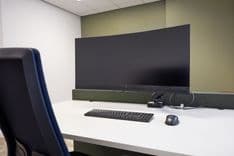 Tante Cor kamer met zit-sta bureau, 34-inch curved monitor, toetsenbord en muis — Mudde Kok FlexCentre