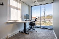 Gerrit Karsten - Kamer – individuele werkplek met bureau en bureaustoel bij Mudde Kok FlexCentre