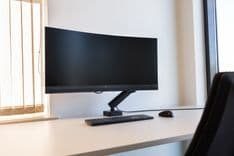 34-inch curved monitor met draadloos toetsenbord en muis in de Gerrit Karsten-kamer
