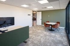Vergadertafel met 4 stoelen en werkplek in de Pieter IJzerman-kamer