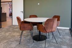 Vergadertafel met 4 stoelen in de Pieter IJzerman-kamer