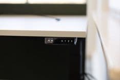 Detail van in hoogte verstelbaar zit-sta bureau in de Pieter IJzerman-kamer