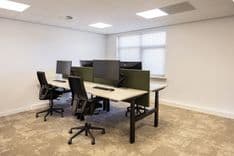 Kantoor Gerrit Mazier met ergonomische bureaus en stoelen bij raamzijde