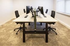 Rechte opstelling van 4 ergonomische werkplekken in kantoor Gerrit Mazier