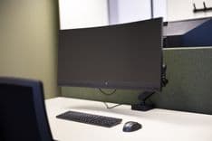 Detail van ergonomische werkplek met 34-inch curved monitor in Gerrit Mazier kantoor