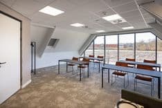 Harry Frens kamer in cursusopstelling met daglicht en uitzicht door grote ramen — Mudde Kok FlexCentre