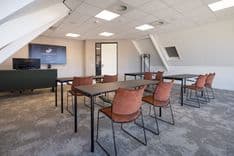 Harry Frens kamer in cursusopstelling voor 8 personen met 75-inch scherm — Mudde Kok FlexCentre