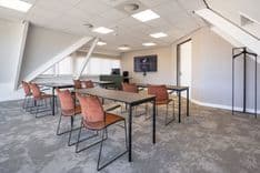 Harry Frens kamer in cursusopstelling met tafels, stoelen en 75-inch scherm — Mudde Kok FlexCentre