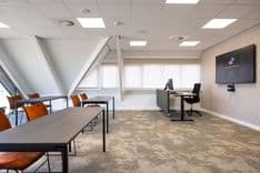 Harry Frens kamer in cursusopstelling met tafels, stoelen en 75-inch scherm — Mudde Kok FlexCentre