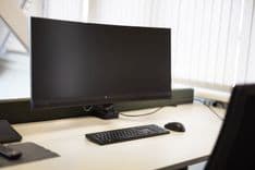 Detail van ergonomische werkplek met bureau, monitor en toetsenbord in Harry Frens cursusruimte — Mudde Kok FlexCentre