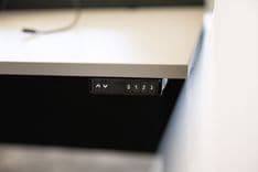 Detail van elektrisch verstelbaar zit-sta bureau met bedieningspaneel in Harry Frens vergaderruimte — Mudde Kok FlexCentre