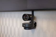 Vergadercamera onder 75-inch scherm met presentator-tracking in Harry Frens cursusruimte — Mudde Kok FlexCentre
