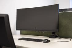 Detail van ergonomische werkplek met 34-inch curved monitor in Jos Lussenburg kantoor
