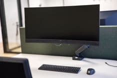 Detail van ergonomische werkplek met 34-inch curved monitor in Jan van Vuuren kantoor