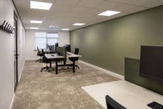 Kantoorruimte Chris ten Bruggen Kate met groene wand en 3 ergonomische werkplekken