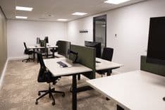 Overzicht van kantoorruimte Chris ten Bruggen Kate met 3 ergonomische werkplekken