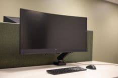 Detail van ergonomische werkplek met 34-inch curved monitor in Chris ten Bruggen Kate kantoor