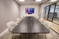 Vergaderruimte Arthur Briët met 8 stoelen en 65-inch scherm — Mudde Kok FlexCentre