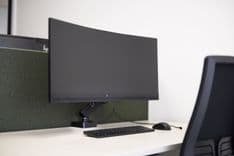 Detail van ergonomische werkplek met bureau, stoel en monitor in Opa Bakker kantoor — Mudde Kok FlexCentre