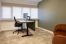 Kitty van der Mijll Dekker kamer met zit-sta bureau, bureaustoel en fauteuils — Mudde Kok FlexCentre