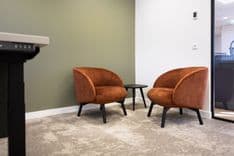 Kitty van der Mijll Dekker kamer met twee fauteuils en ergonomische werkplek — Mudde Kok FlexCentre