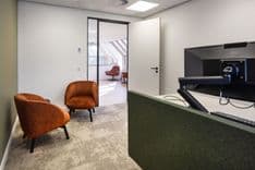Kitty van der Mijll Dekker kamer met zit-sta bureau, bureaustoel en fauteuils — Mudde Kok FlexCentre