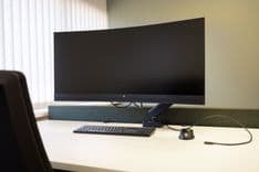 Kitty van der Mijll Dekker kamer met curved monitor, toetsenbord en muis — Mudde Kok FlexCentre