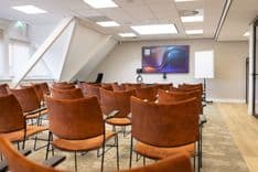 Huib van de Vecht zaal in lezingopstelling voor 50 personen met 86-inch scherm — Mudde Kok FlexCentre
