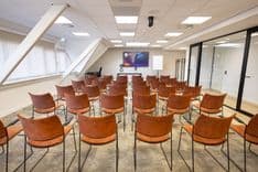 Huib van de Vecht zaal in lezingopstelling voor 50 personen met 86-inch scherm — Mudde Kok FlexCentre