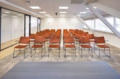 Huib van de Vecht zaal in lezingopstelling voor 50 personen met 86-inch scherm — Mudde Kok FlexCentre