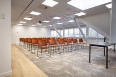 Huib van de Vecht zaal in lezingopstelling voor 50 personen met 86-inch scherm — Mudde Kok FlexCentre