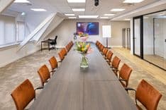 Huib van de Vecht zaal in vergaderopstelling voor 20 personen met 86-inch scherm — Mudde Kok FlexCentre