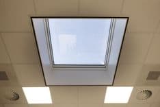 Gijs Versteeg kamer met dakraam en gesloten screen voor privacy en verduistering — Mudde Kok FlexCentre