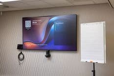 86-inch scherm met Microsoft Teams integratie en flip-over in Huib van de Vecht zaal — Mudde Kok FlexCentre