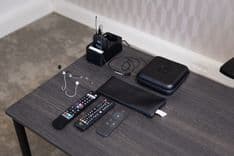 Presentatiebenodigdheden in Huib van de Vecht zaal met afstandsbedieningen en wireless headset — Mudde Kok FlexCentre