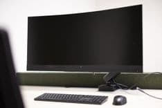 Gijs Versteeg kamer met 34-inch curved monitor, toetsenbord en muis — Mudde Kok FlexCentre