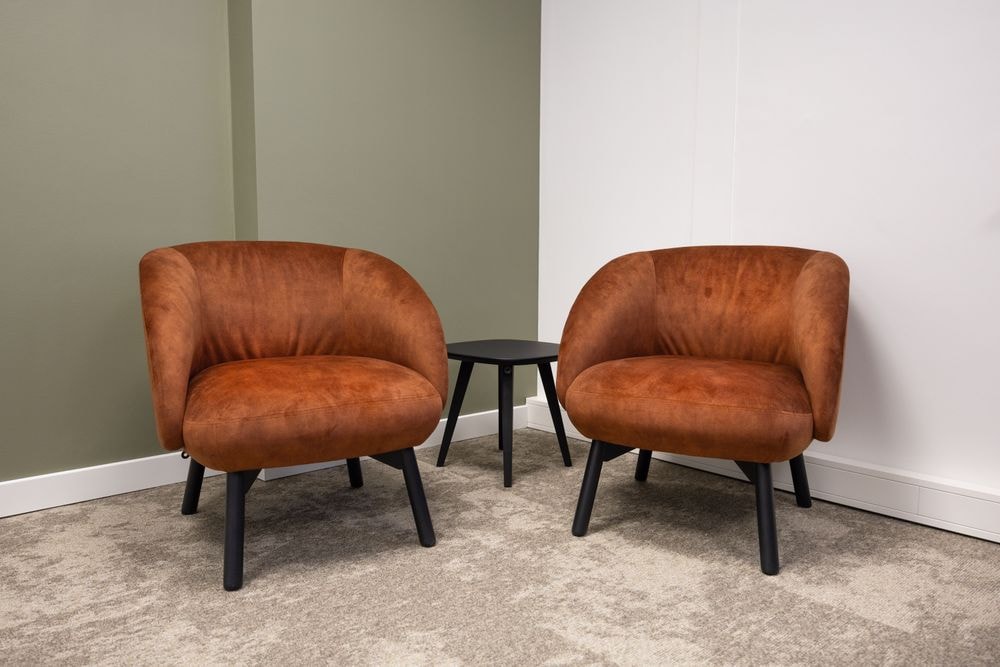Tante Cor kamer met twee comfortabele fauteuils en bijzettafel — Mudde Kok FlexCentre