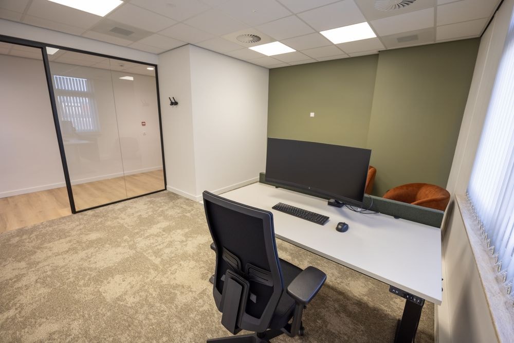 Tante Cor kamer met zit-sta bureau, 34-inch monitor en fauteuils — Mudde Kok FlexCentre
