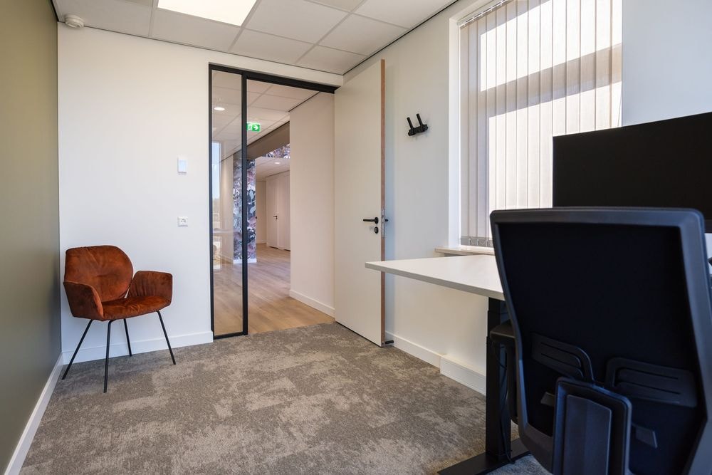 Gerrit Karsten-kamer met bureau, bureaustoel en luxe fauteuil