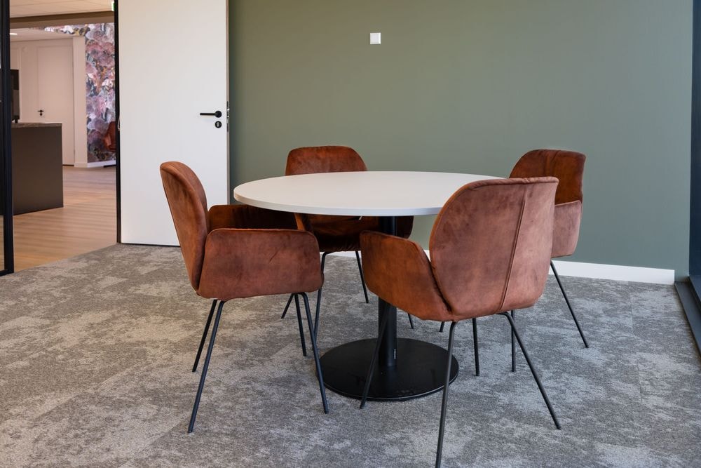 Vergadertafel met 4 stoelen in de Pieter IJzerman-kamer