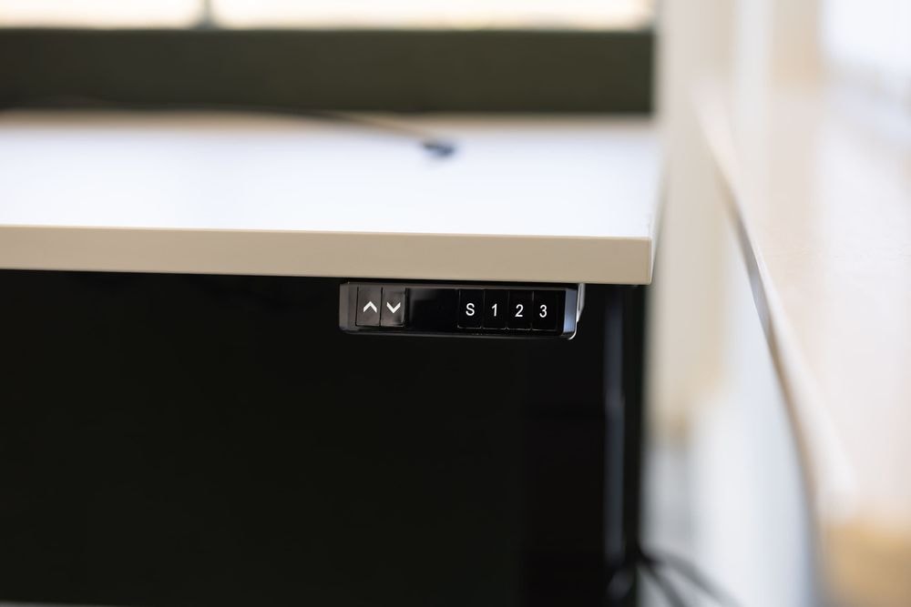 Detail van in hoogte verstelbaar zit-sta bureau in de Pieter IJzerman-kamer