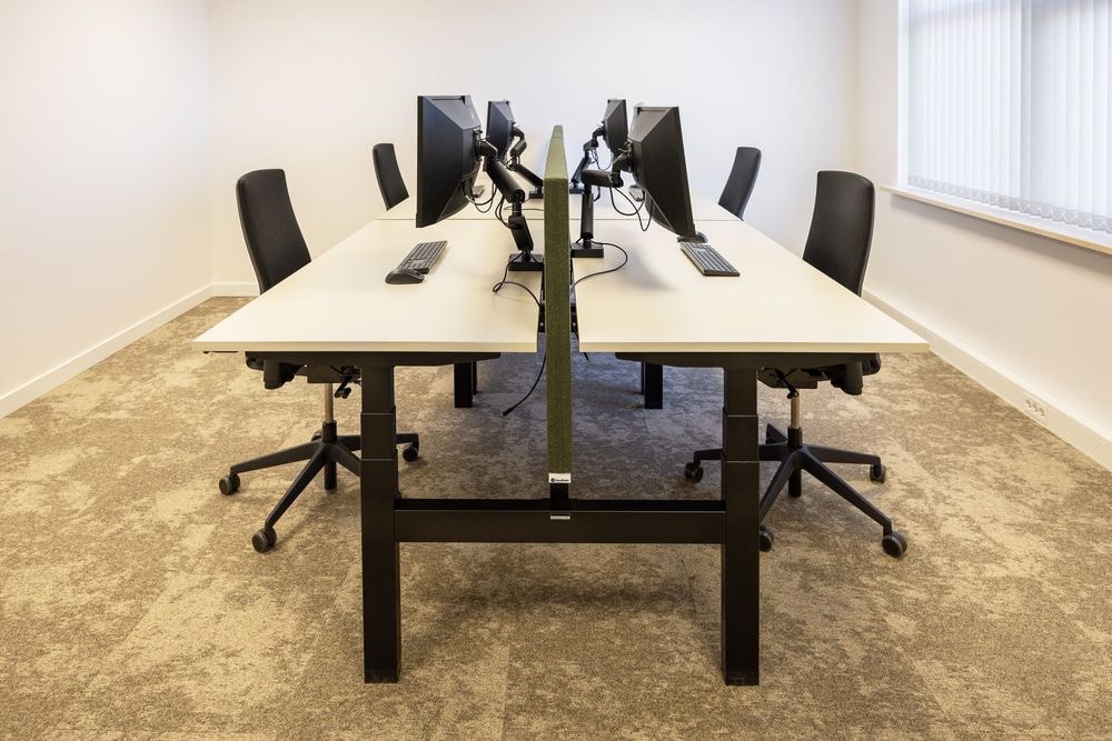 Rechte opstelling van 4 ergonomische werkplekken in kantoor Gerrit Mazier