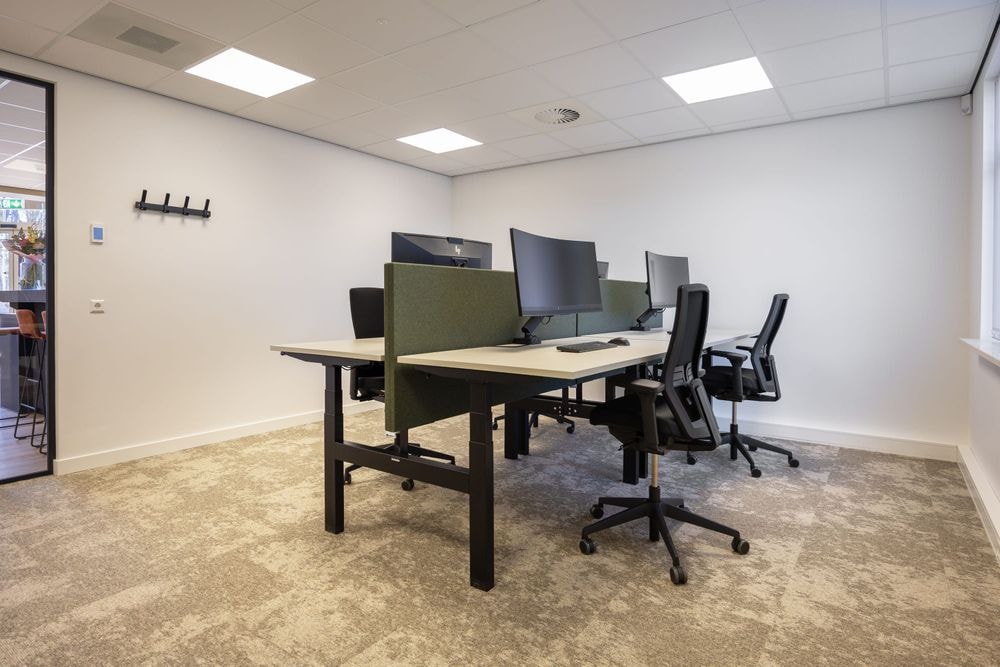 Overzicht van kantoorruimte Gerrit Mazier met meerdere ergonomische werkplekken
