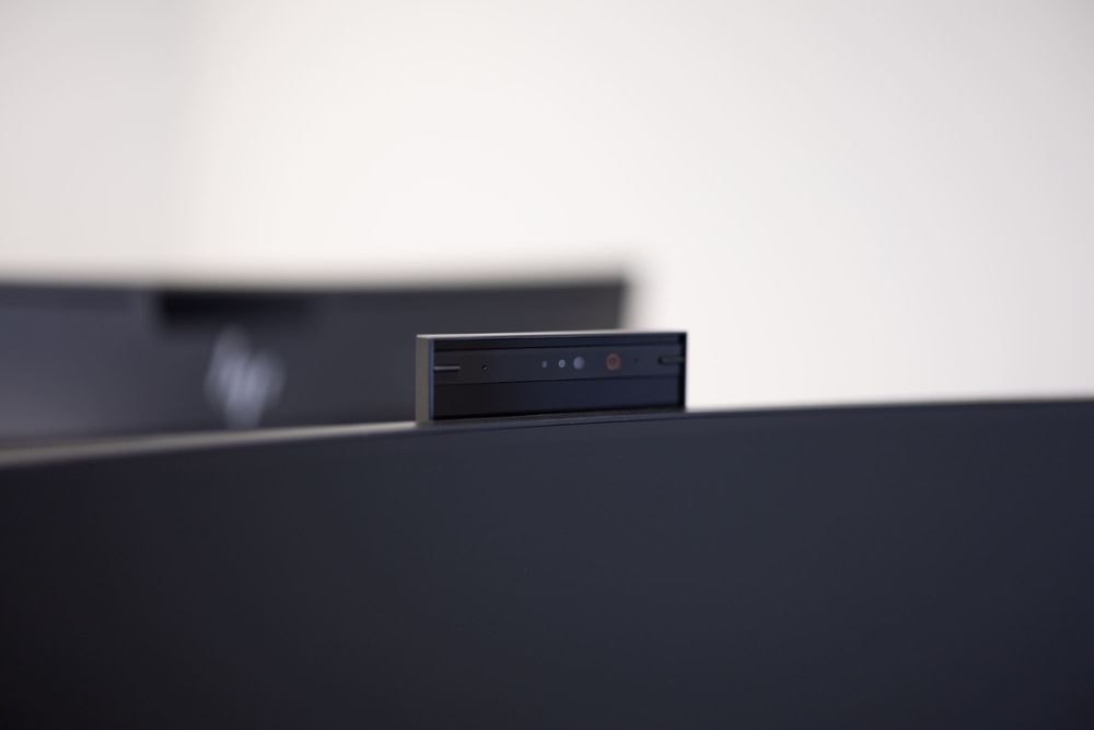 Uitschuifbare camera bovenop monitor voor videomeetings in Gerrit Mazier kantoor