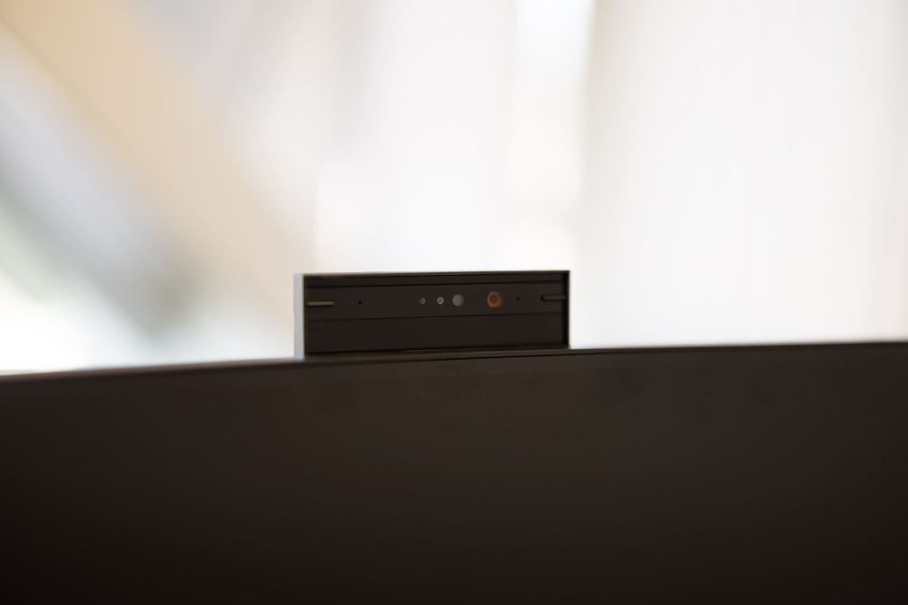 Uitschuifbare camera voor videobellen geïntegreerd in monitor van Harry Frens cursusruimte — Mudde Kok FlexCentre